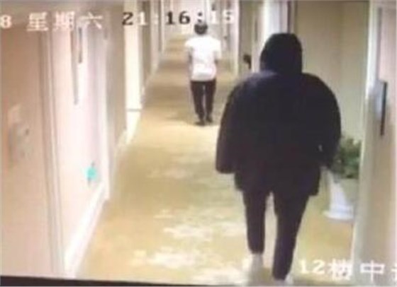 胡一天被爆酒店夜會(huì)高挑美女，工作人員回應(yīng)