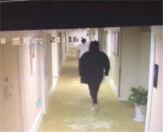 胡一天被爆酒店夜會(huì)高挑美女，工作人員回應(yīng)